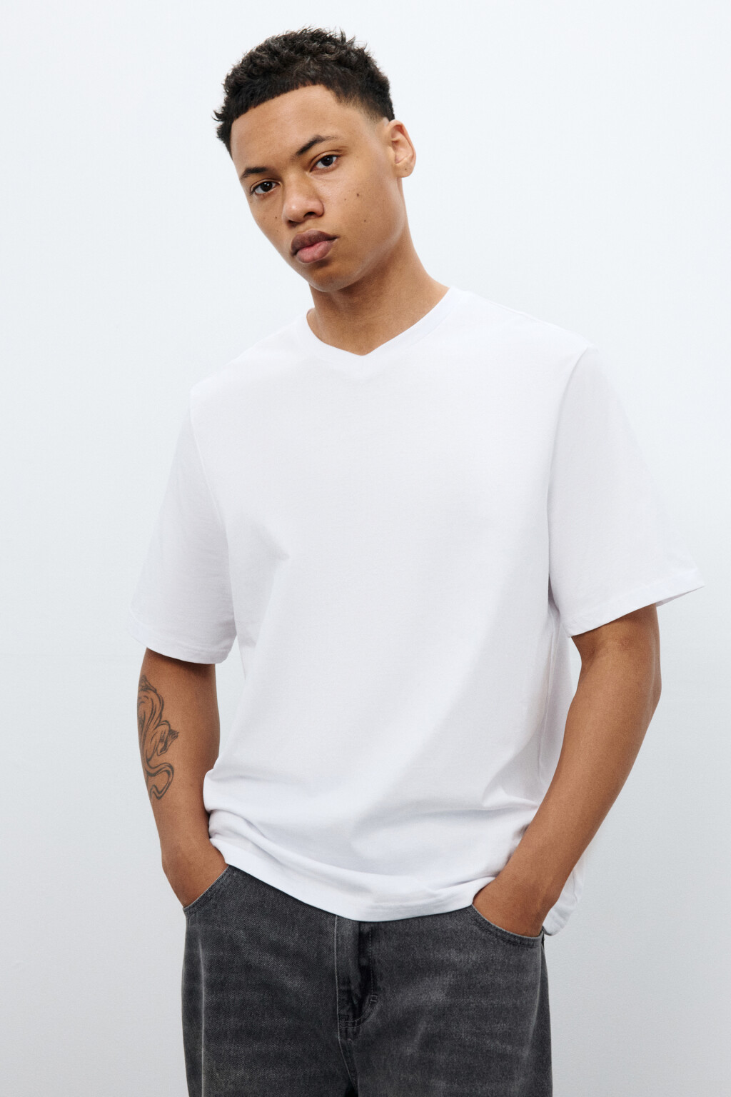 Футболка базовая с V-вырезом - цвет белый - 1