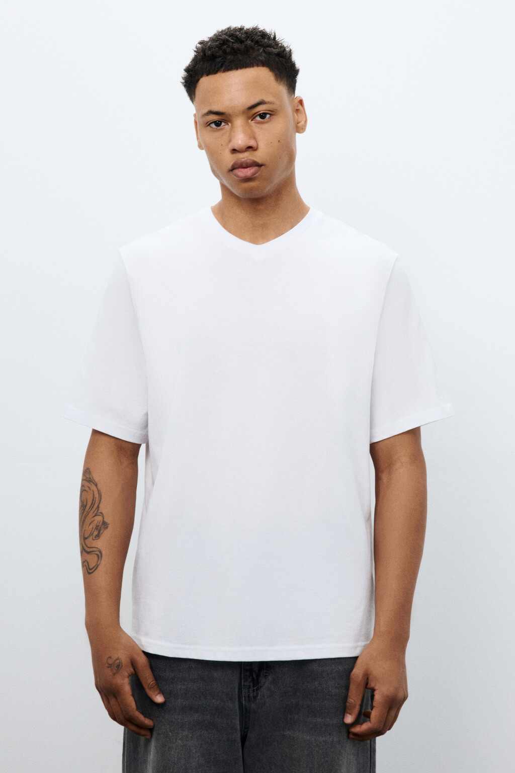 Футболка базовая с V-вырезом - цвет белый - 2