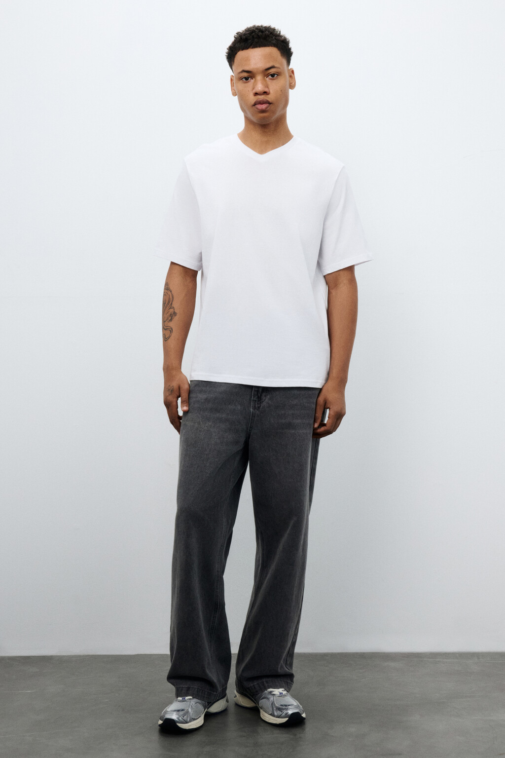 Футболка базовая с V-вырезом - цвет белый - 4