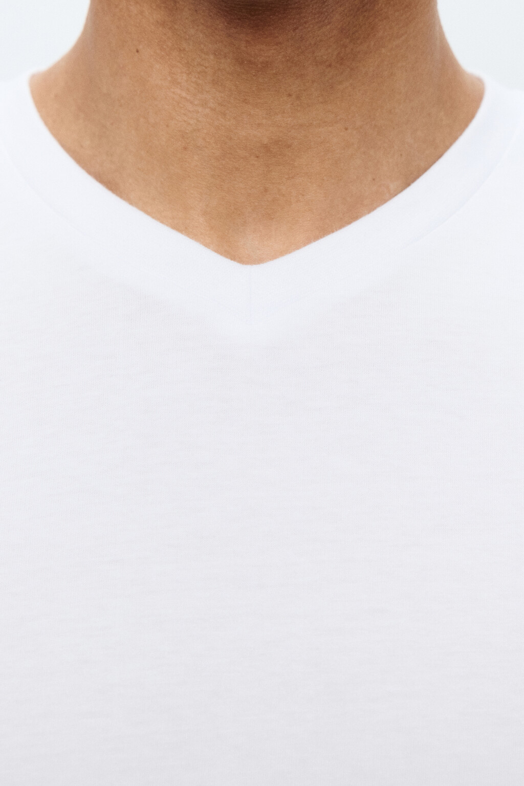 Футболка базовая с V-вырезом - цвет белый - 5