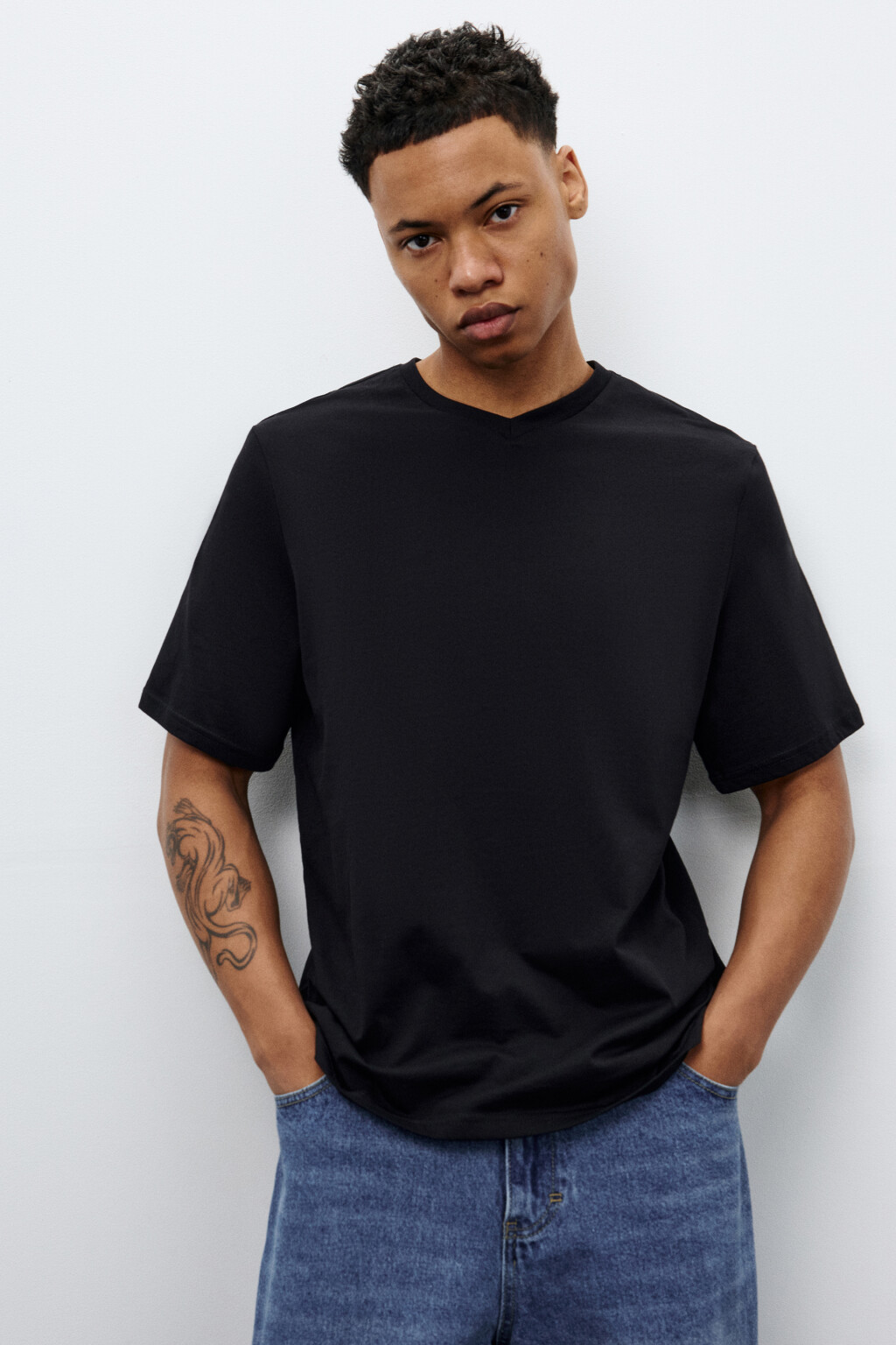 Футболка базовая с V-вырезом - цвет черный - 1