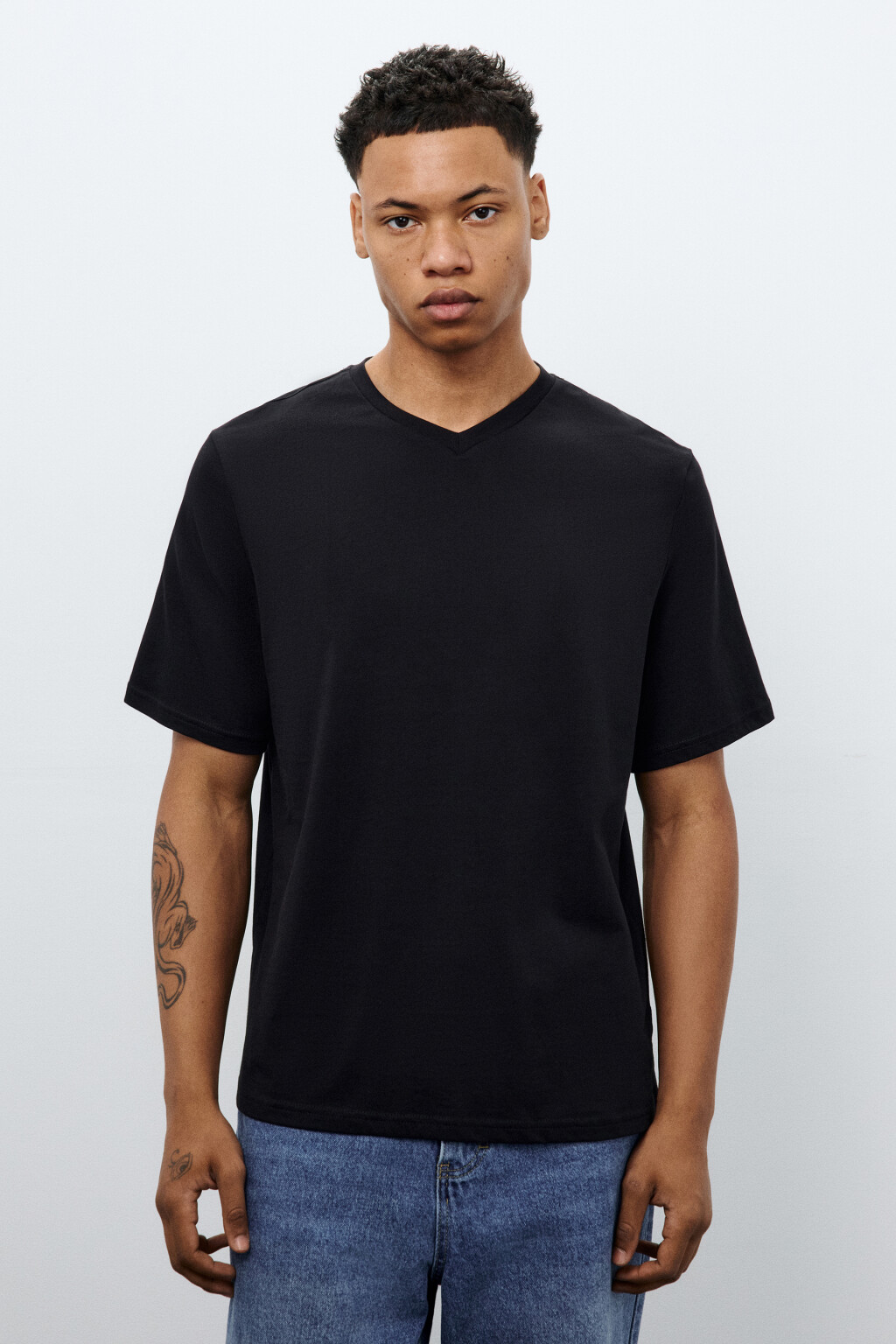 Футболка базовая с V-вырезом - цвет черный - 2