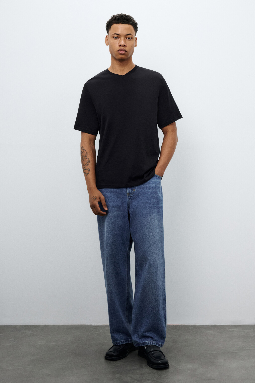 Футболка базовая с V-вырезом - цвет черный - 4