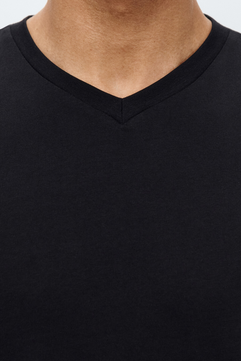 Футболка базовая с V-вырезом - цвет черный - 5