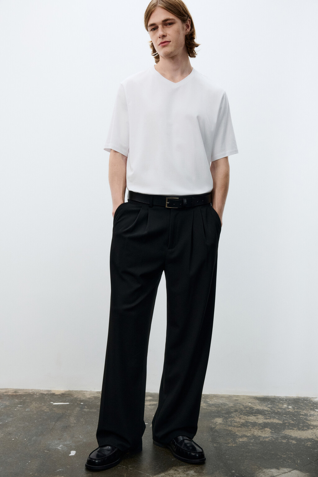 Футболка базовая с V-вырезом - цвет белый - 1