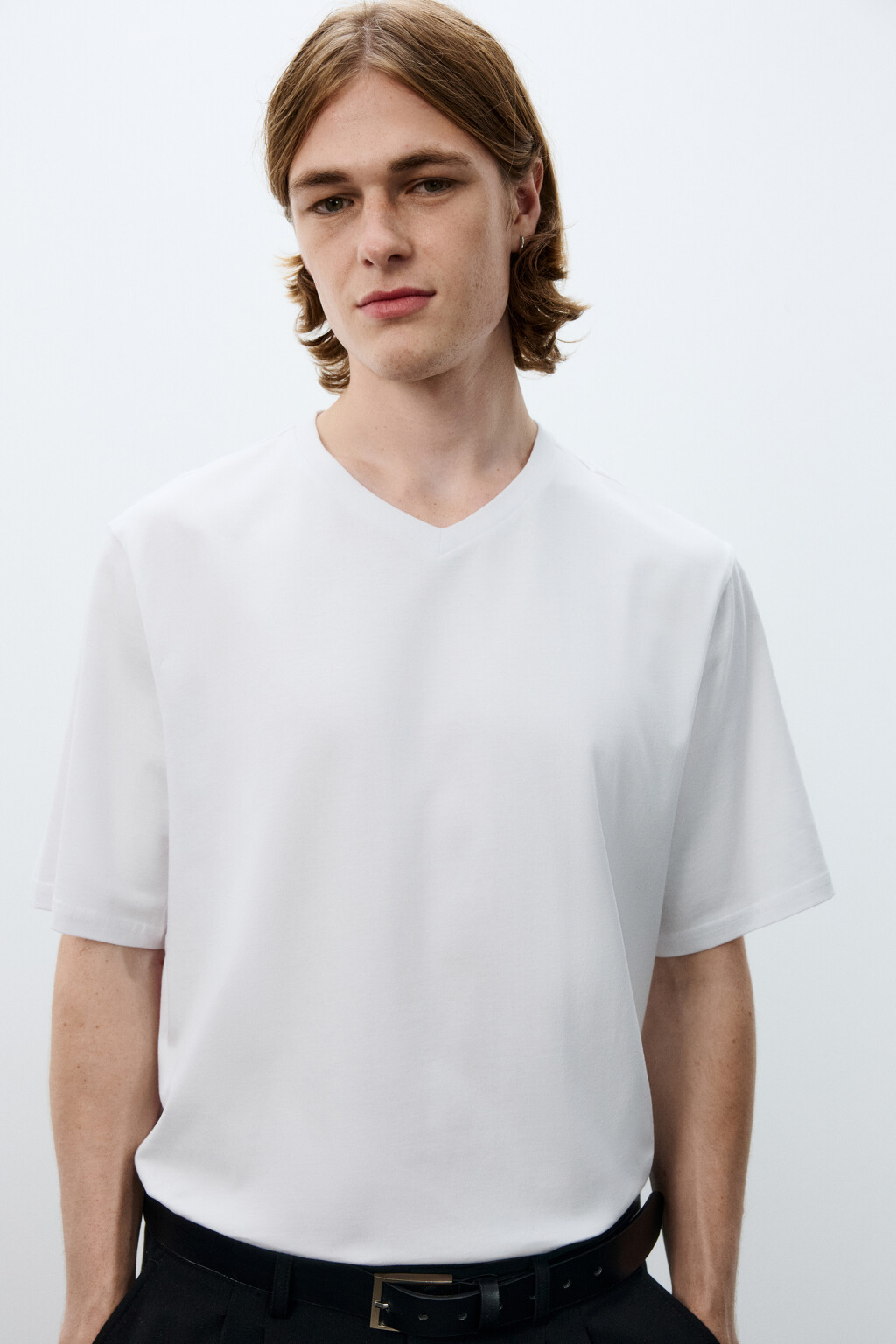 Футболка базовая с V-вырезом - цвет белый - 2