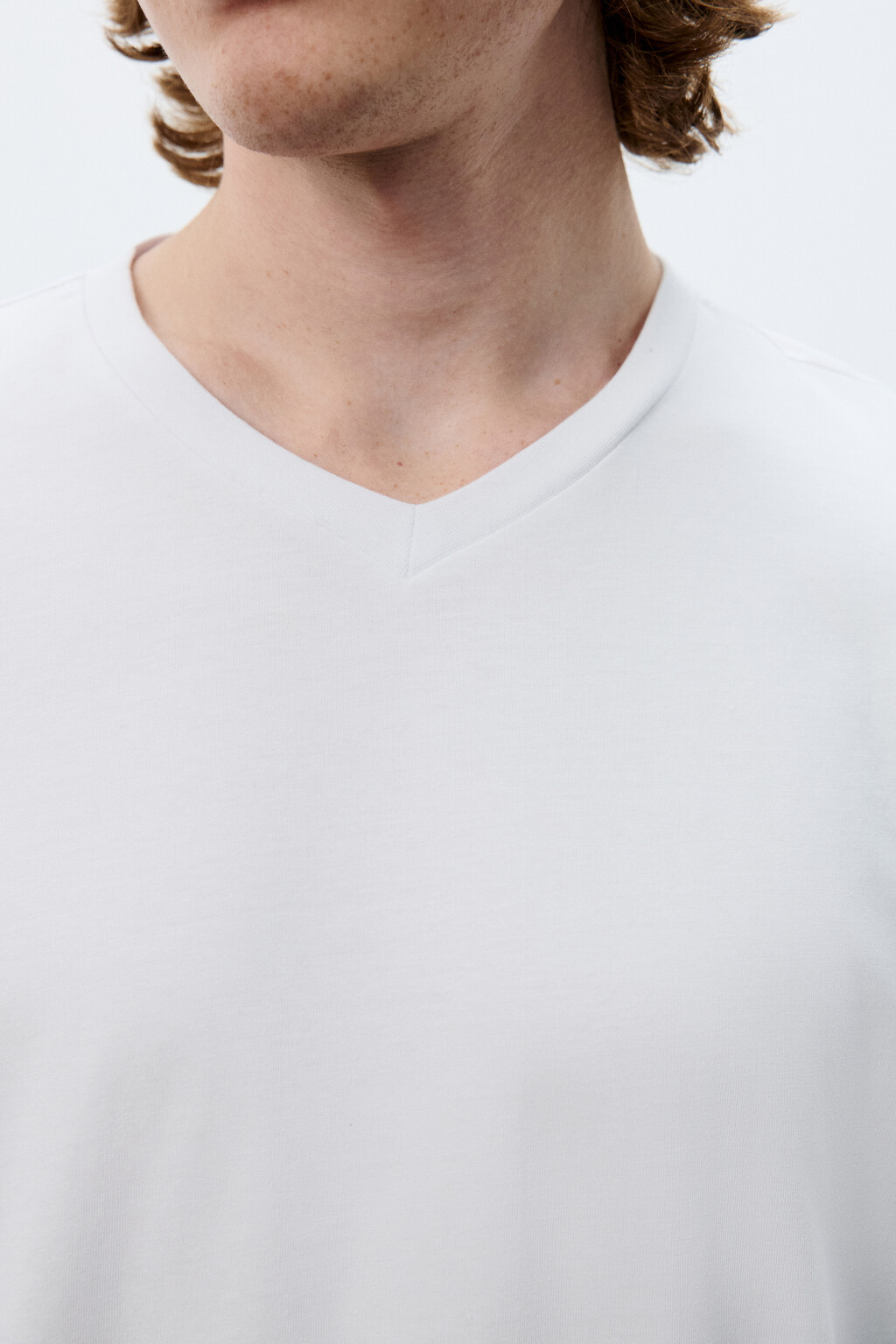 Футболка базовая с V-вырезом - цвет белый - 6