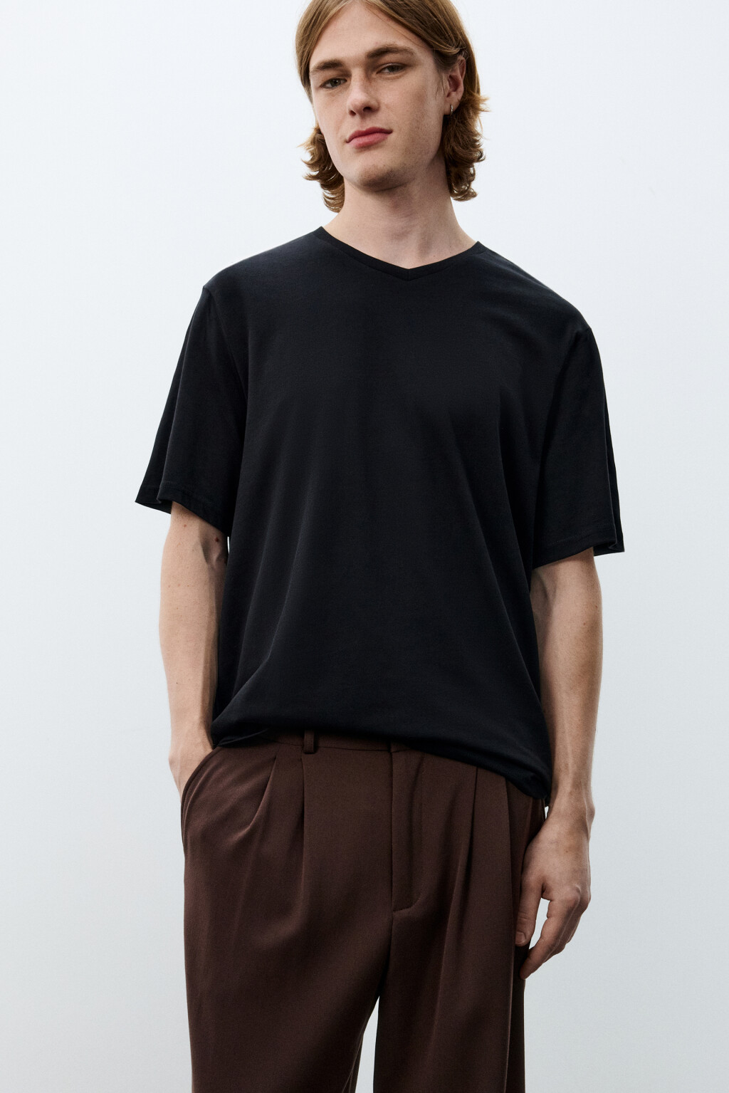 Футболка базовая с V-вырезом - цвет черный - 1