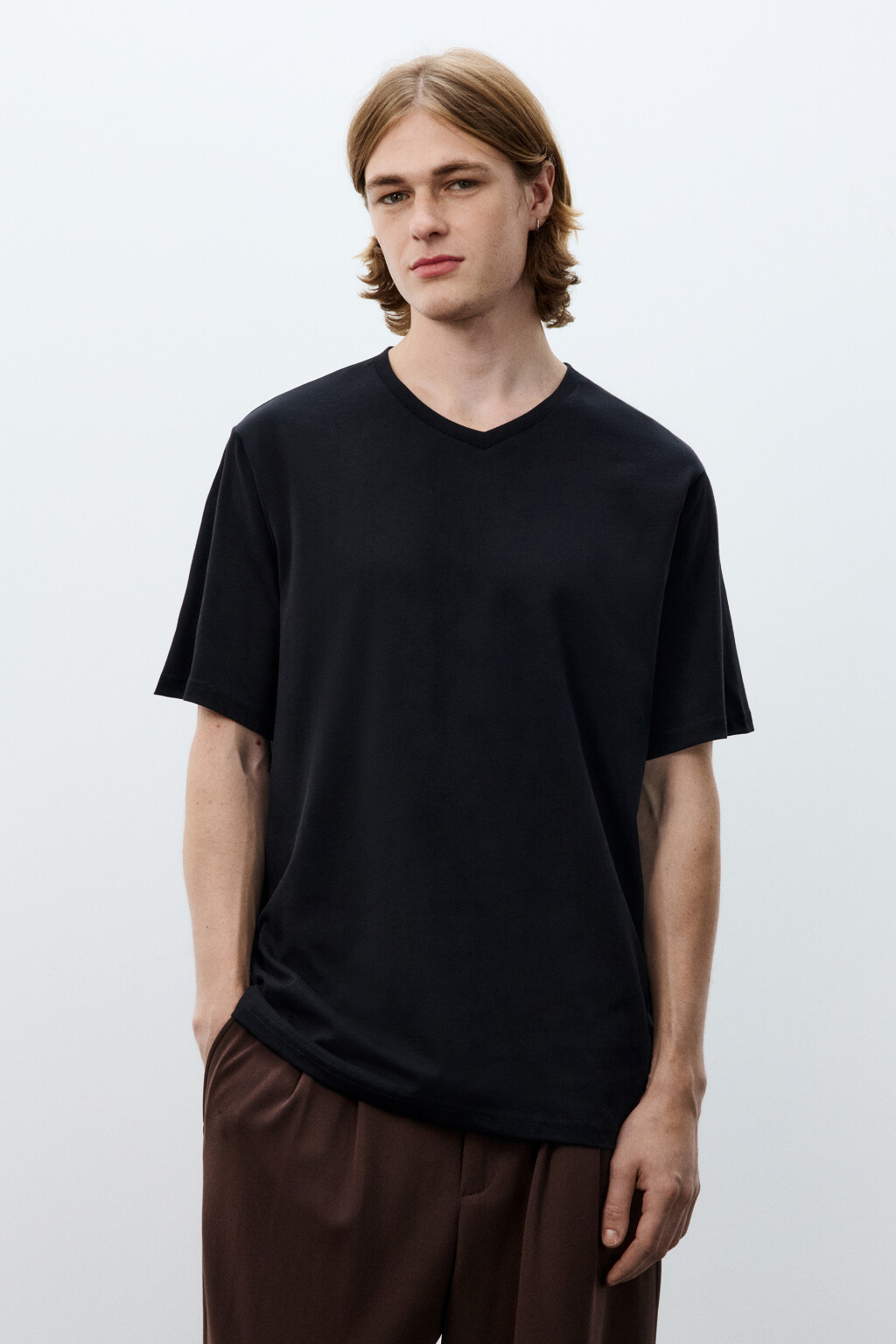 Футболка базовая с V-вырезом - цвет черный - 2
