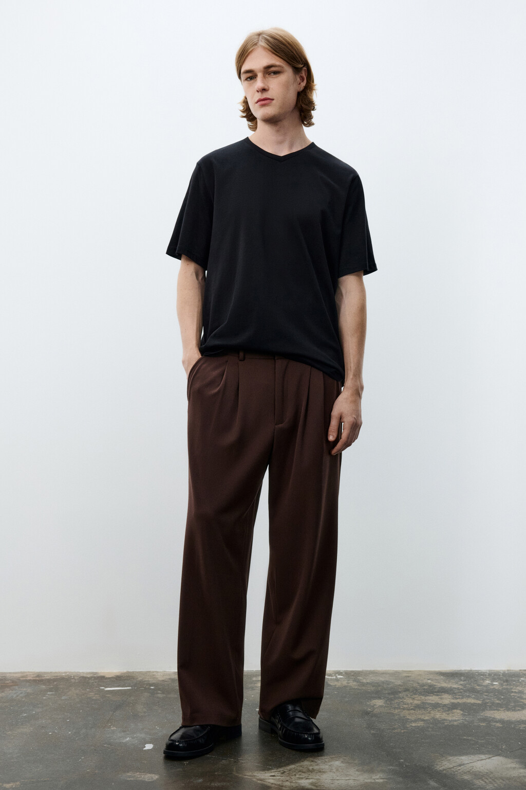 Футболка базовая с V-вырезом - цвет черный - 4