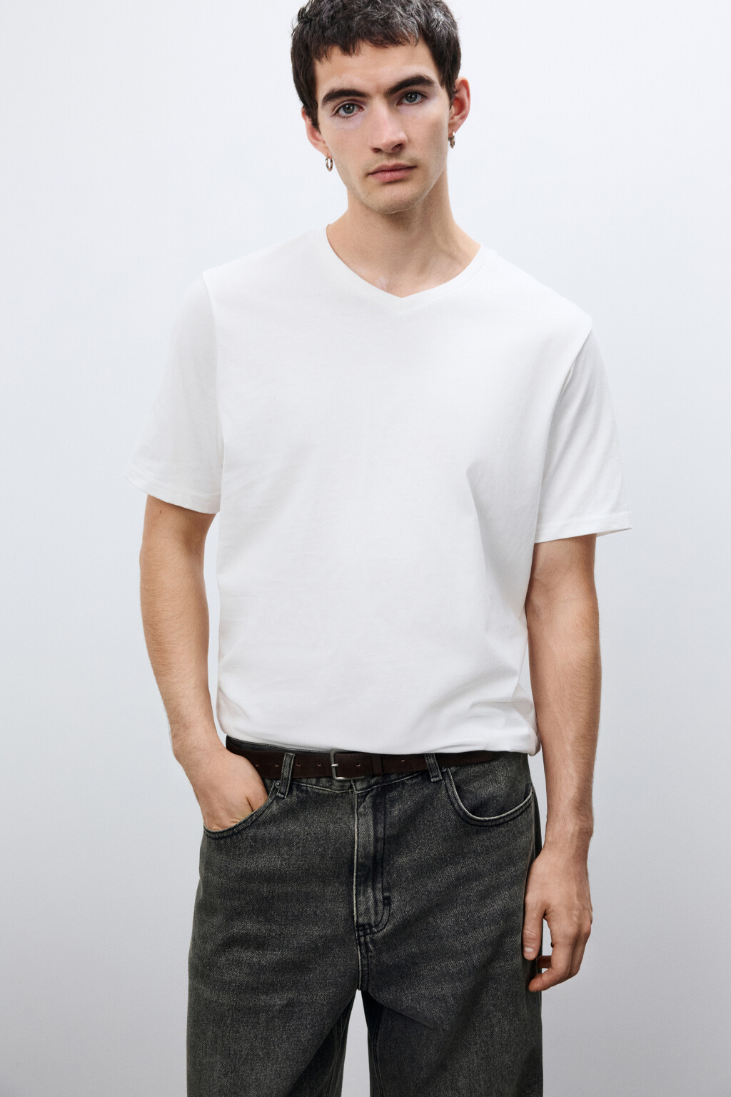 Футболка базовая с V-вырезом - цвет белый - 1