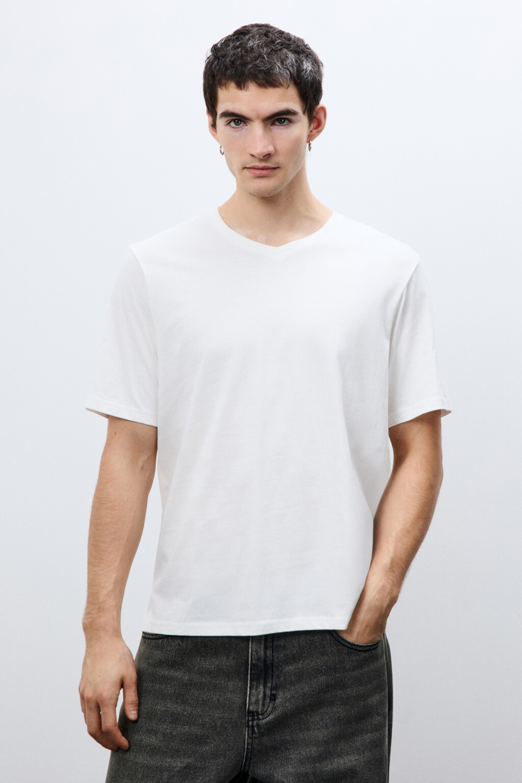 Футболка базовая с V-вырезом - цвет белый - 2