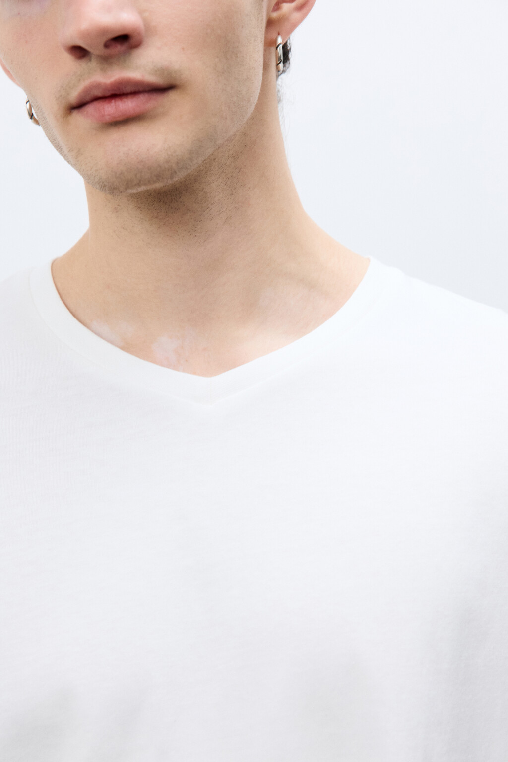 Футболка базовая с V-вырезом - цвет белый - 5