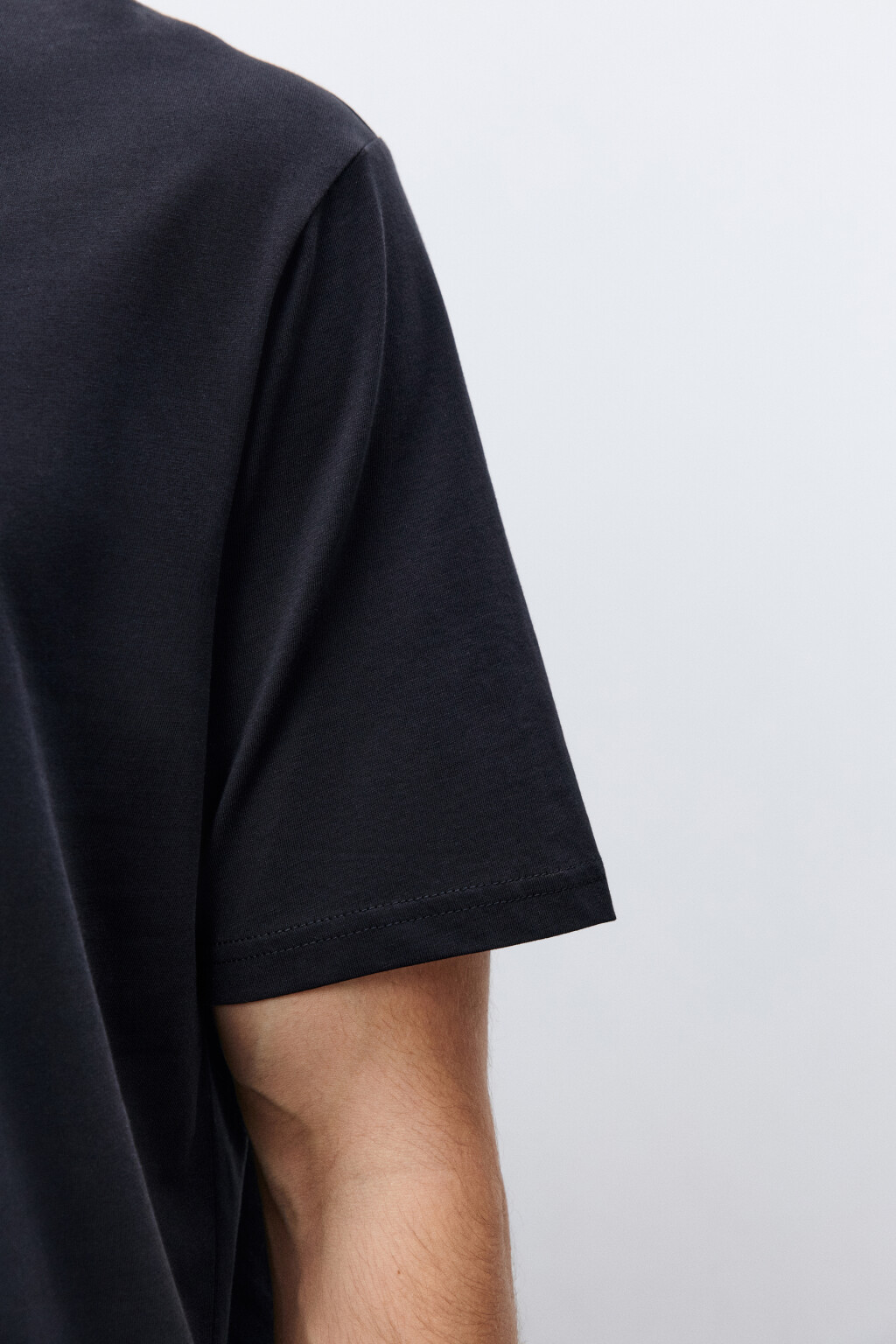 Футболка базовая с V-вырезом - цвет черный - 6