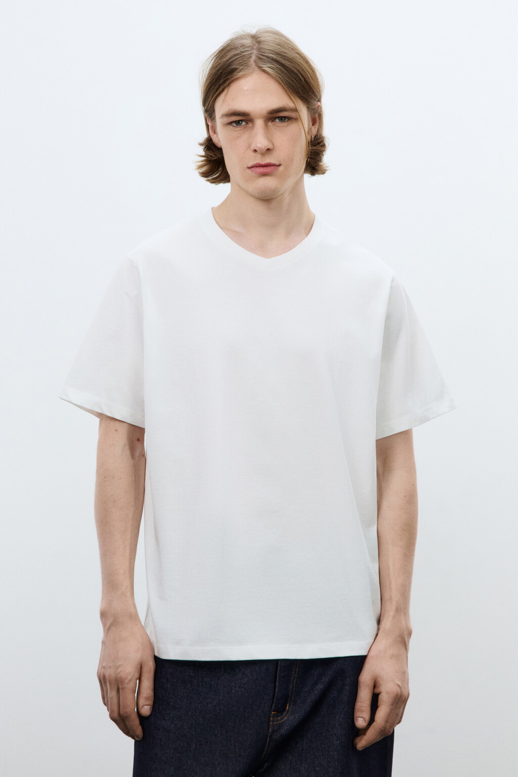 Футболка базовая с V-вырезом - цвет белый - 2