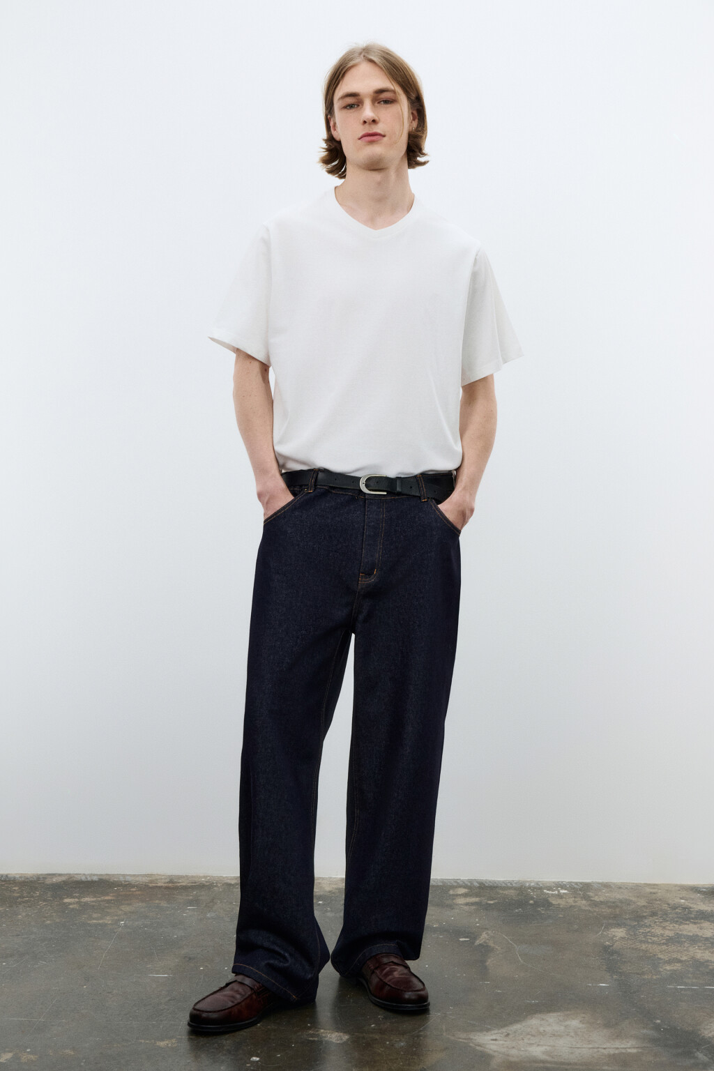 Футболка базовая с V-вырезом - цвет белый - 4