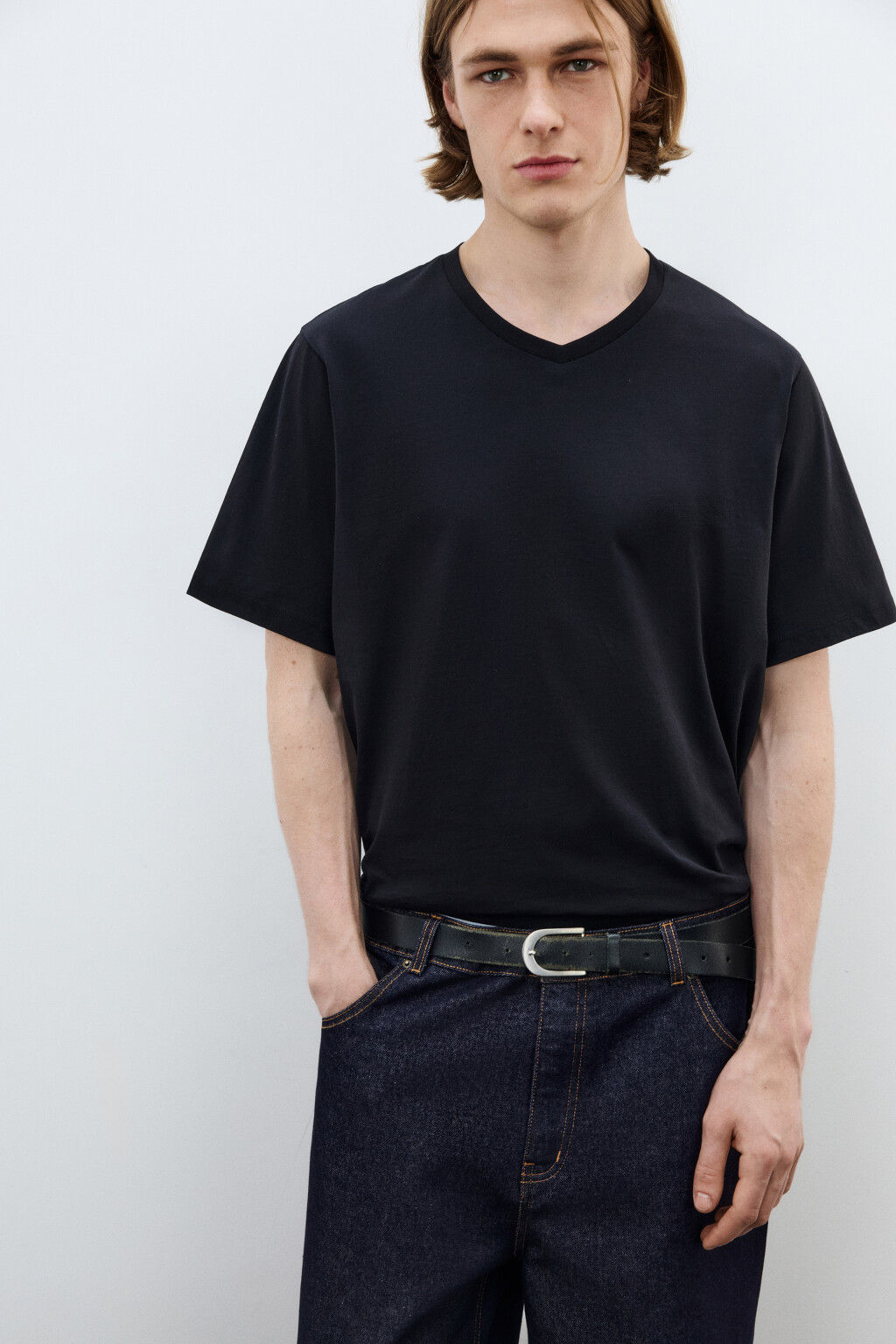 Футболка базовая с V-вырезом - цвет черный - 1