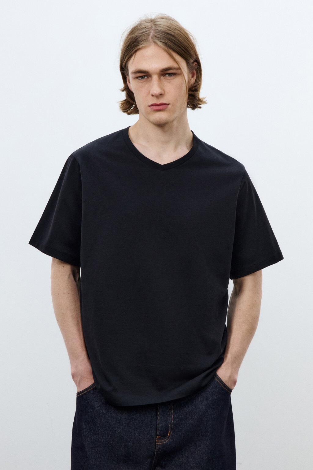 Футболка базовая с V-вырезом - цвет черный - 2