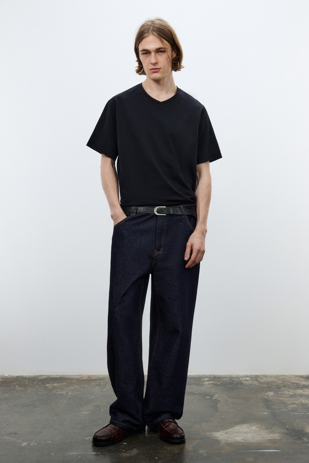 Футболка базовая с V-вырезом - цвет черный - 4