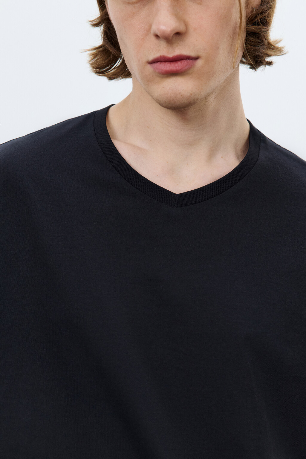 Футболка базовая с V-вырезом - цвет черный - 5