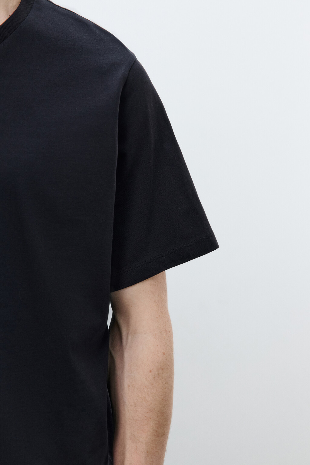 Футболка базовая с V-вырезом - цвет черный - 6