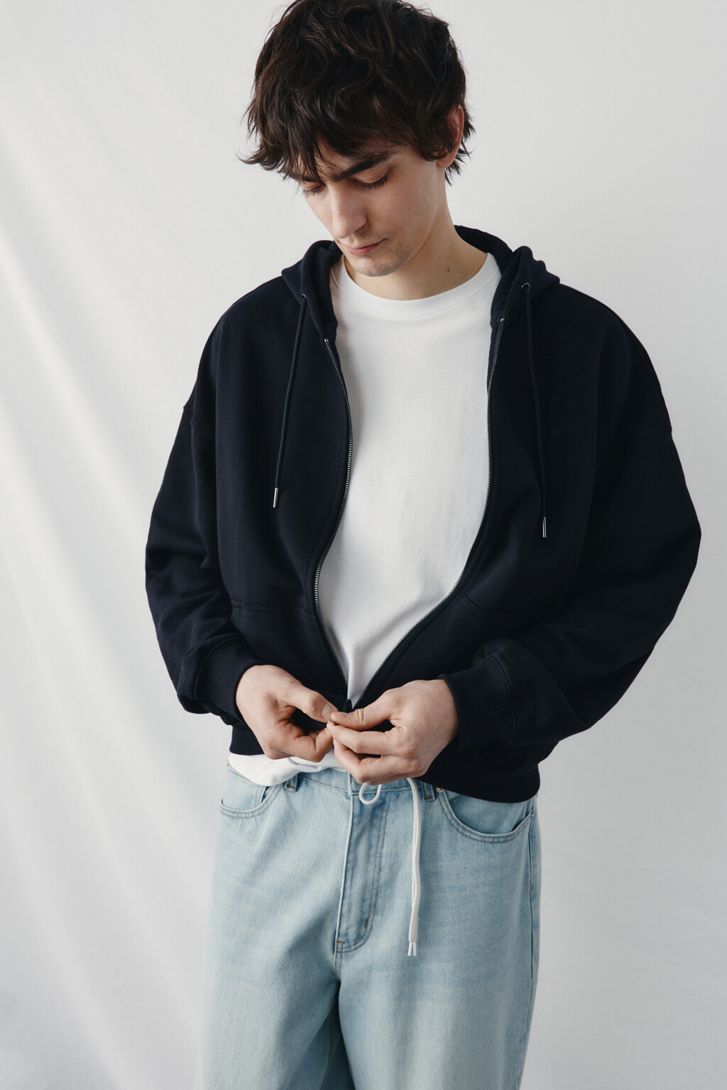 Худи-зипка из футера с капюшоном - цвет черный - 2