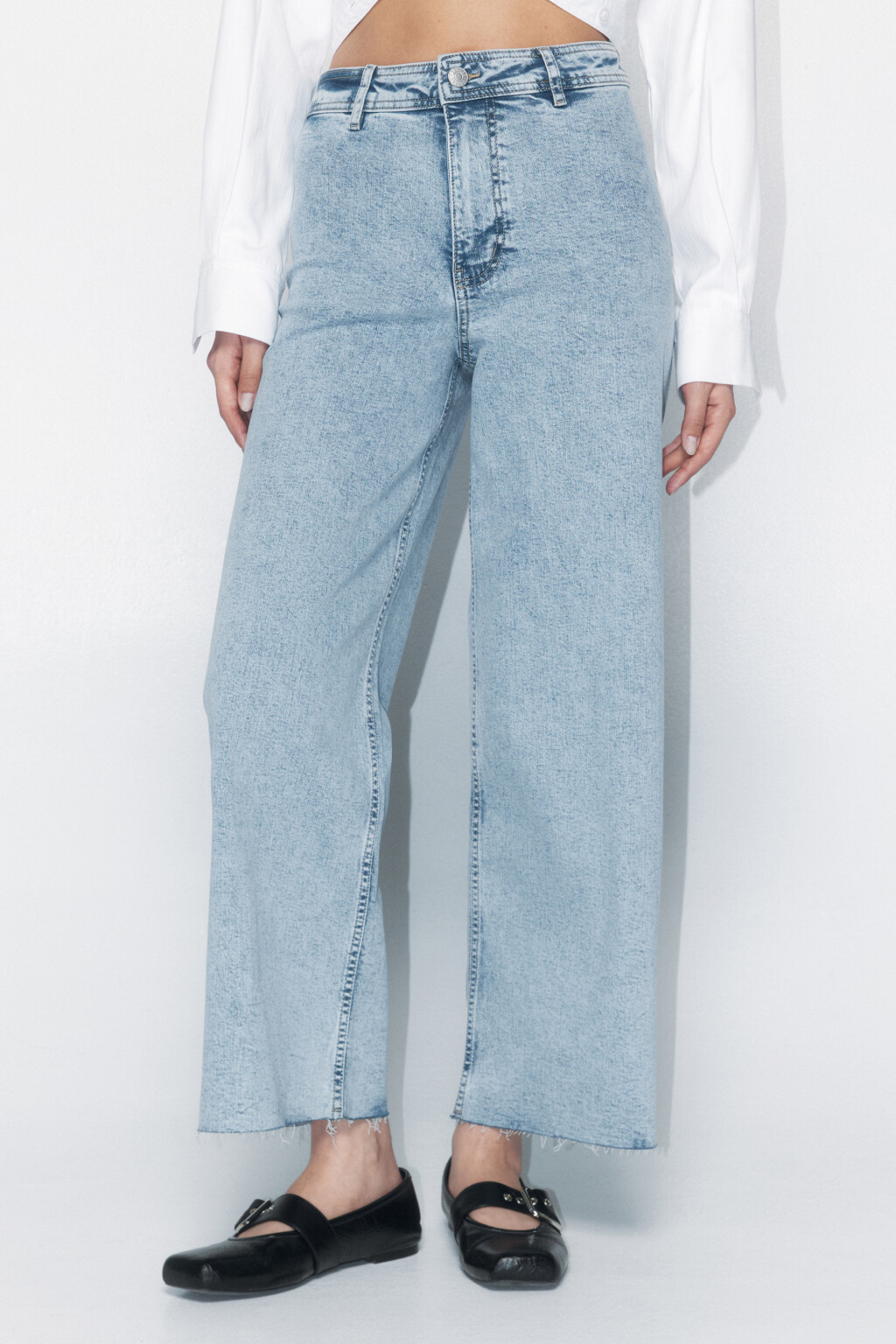 Джинсы-кюлоты с открытыми срезами - цвет голубой - 2