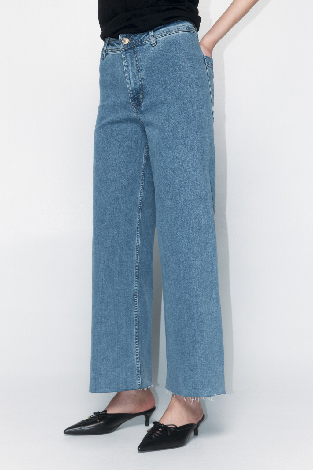 Джинсы-кюлоты с открытыми срезами - цвет голубой - 3