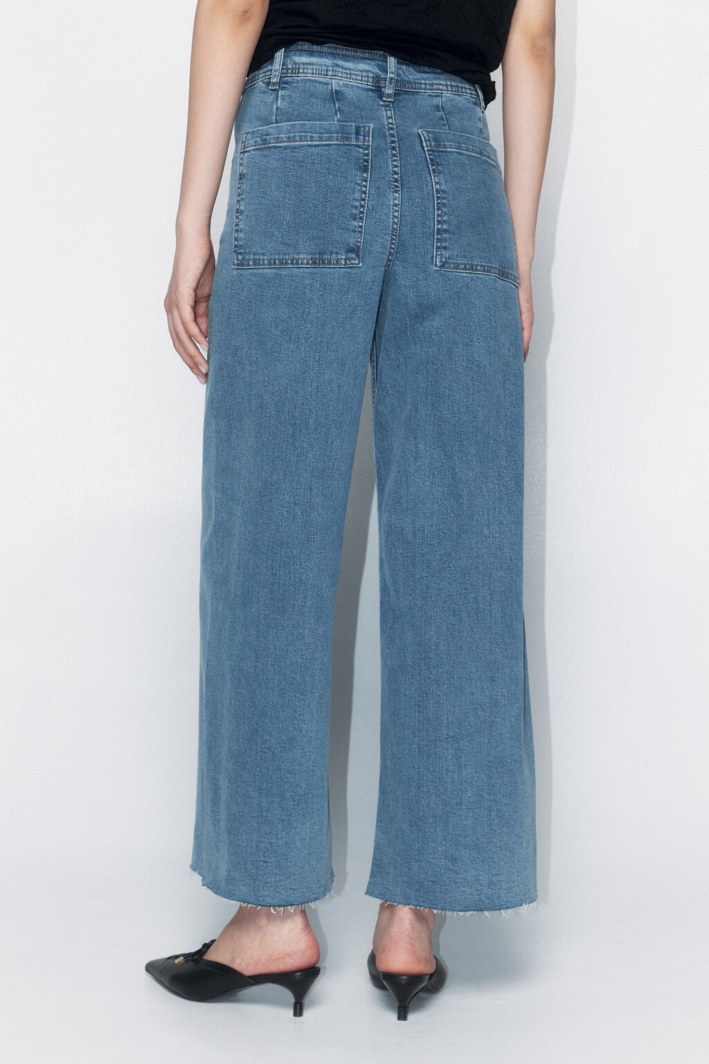 Джинсы-кюлоты с открытыми срезами - цвет голубой - 4