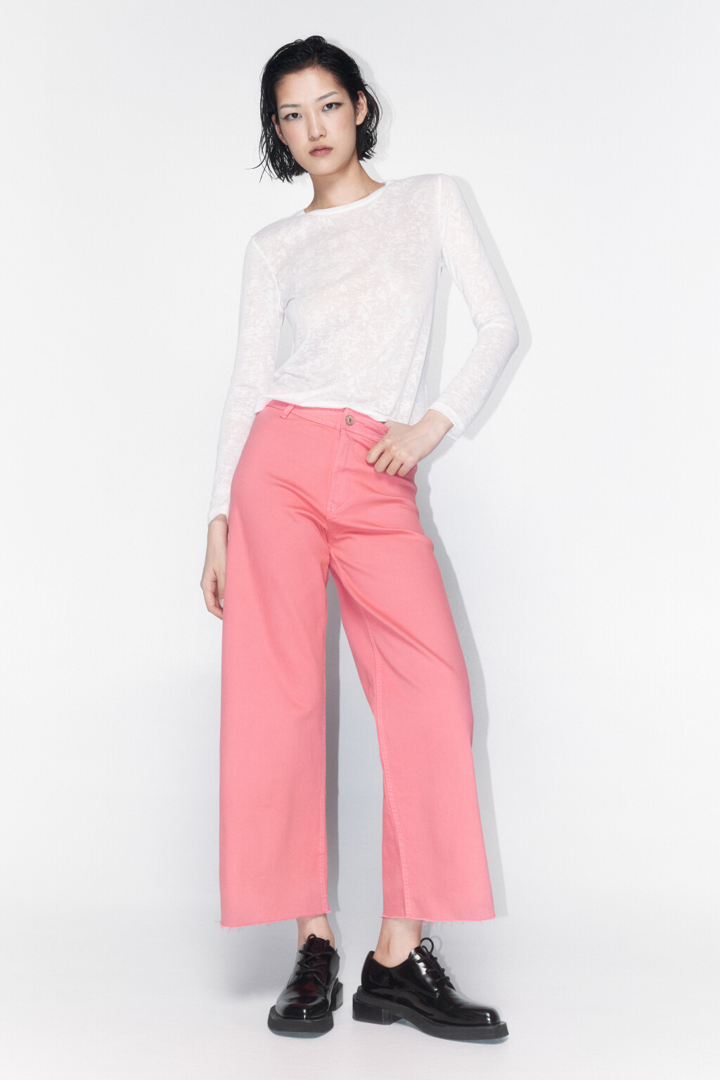 Джинсы-кюлоты с открытыми срезами - цвет розовый - 5