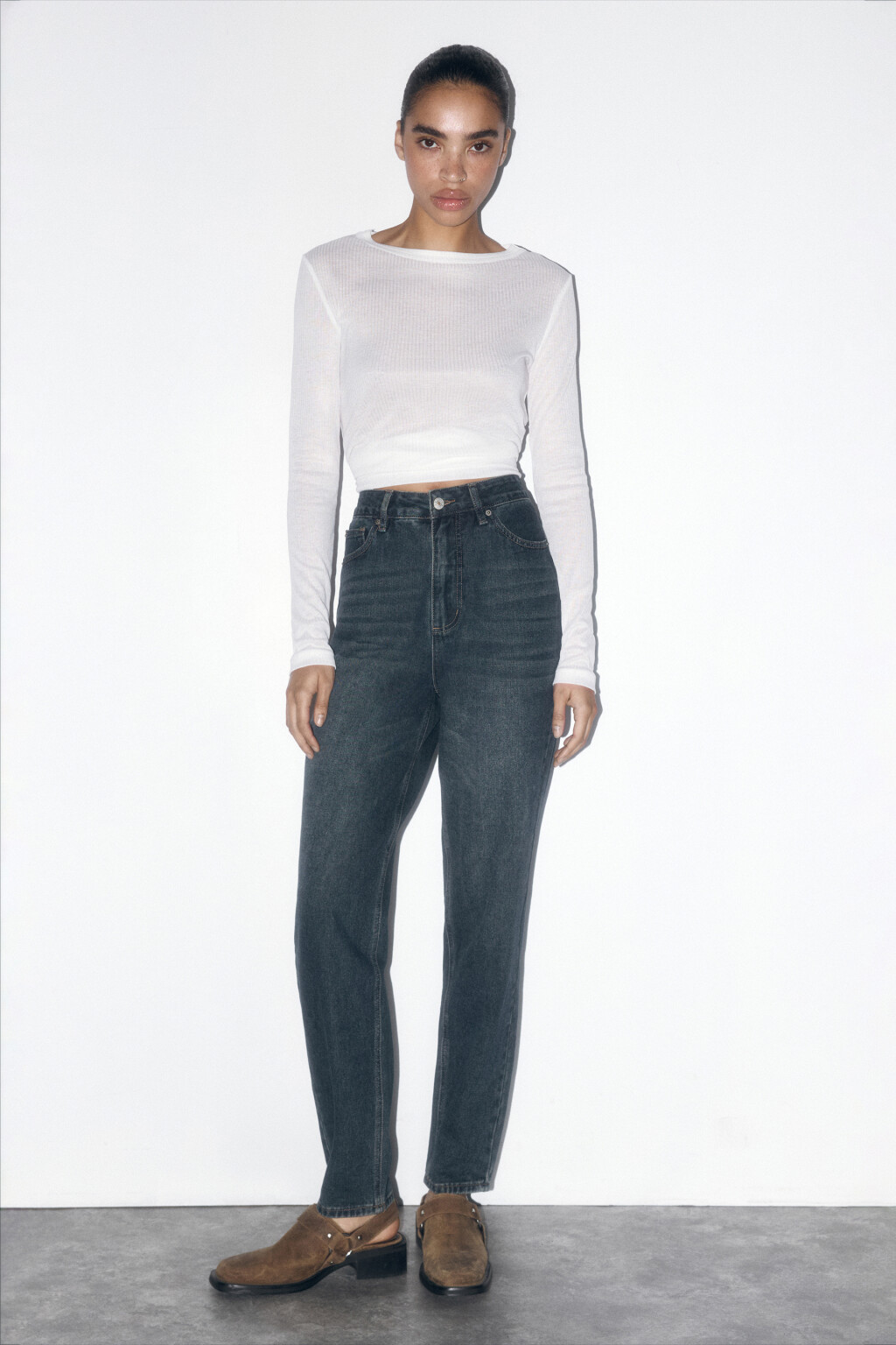 Джинсы mom fit с тинтованным окрашиванием - цвет темный тинт - 1