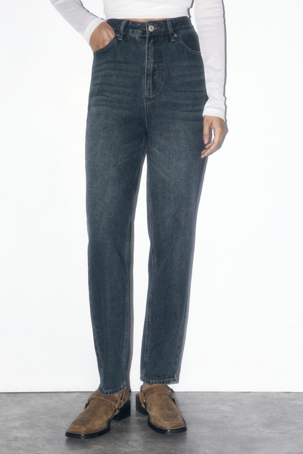 Джинсы mom fit с тинтованным окрашиванием - цвет темный тинт - 2