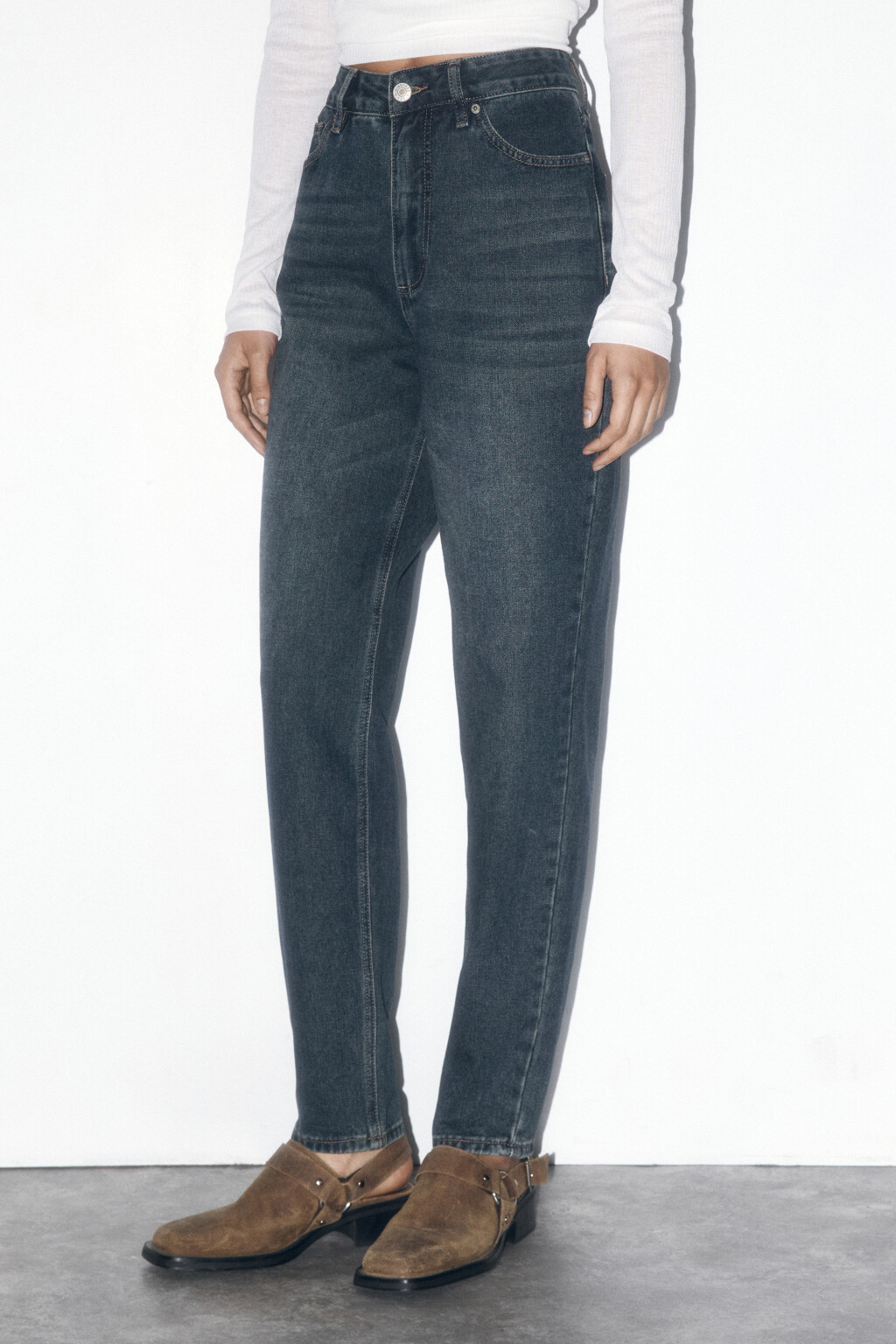 Джинсы mom fit с тинтованным окрашиванием - цвет темный тинт - 3