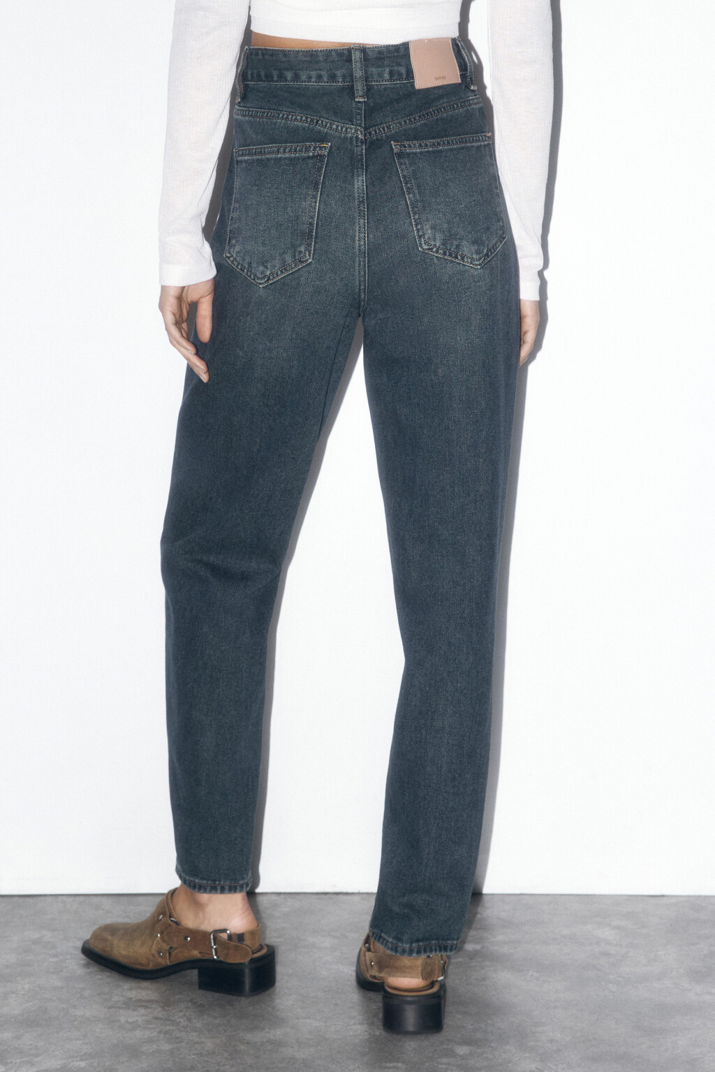 Джинсы mom fit с тинтованным окрашиванием - цвет темный тинт - 4