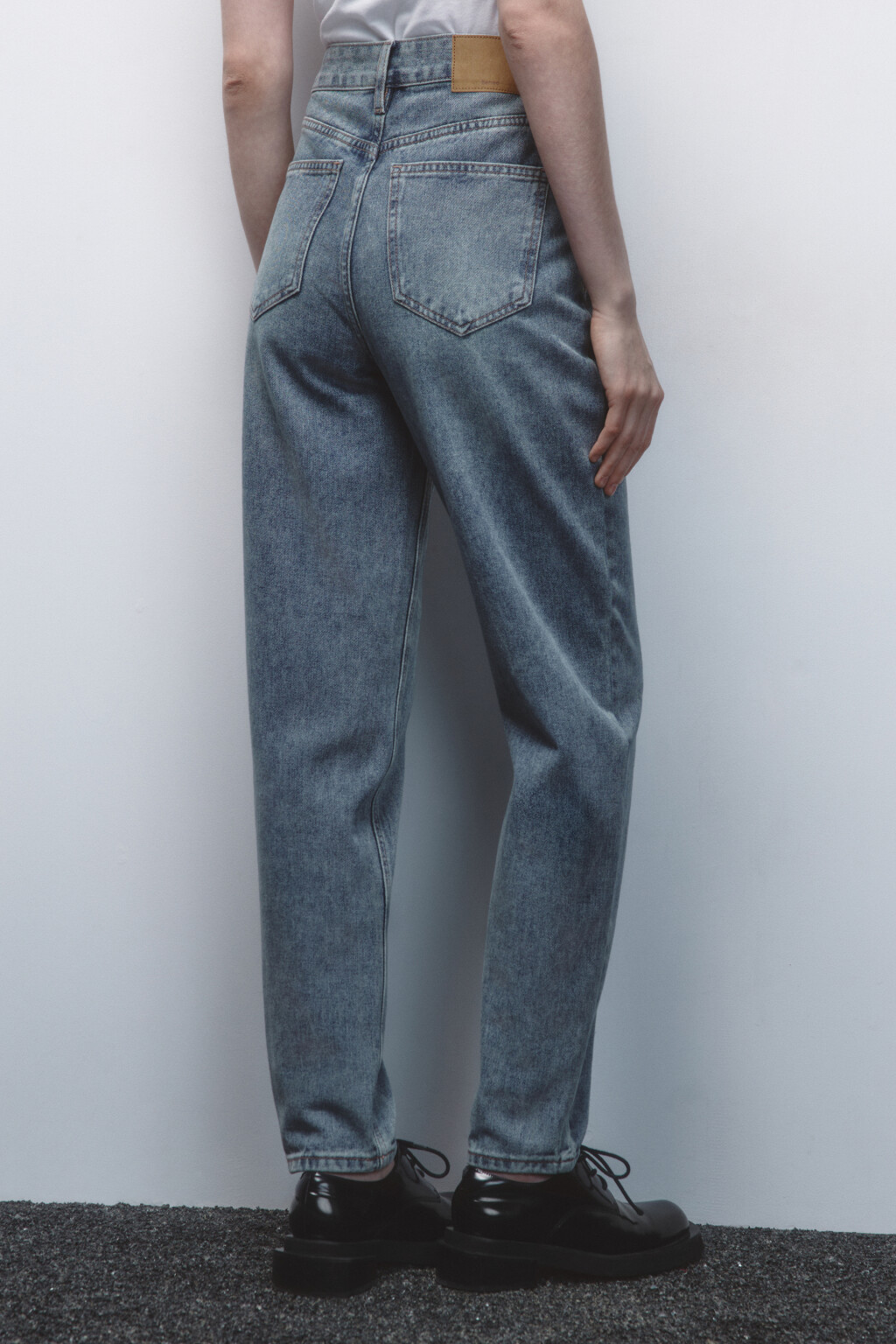 Джинсы mom fit с эффектом масляной стирки - цвет синий - 4