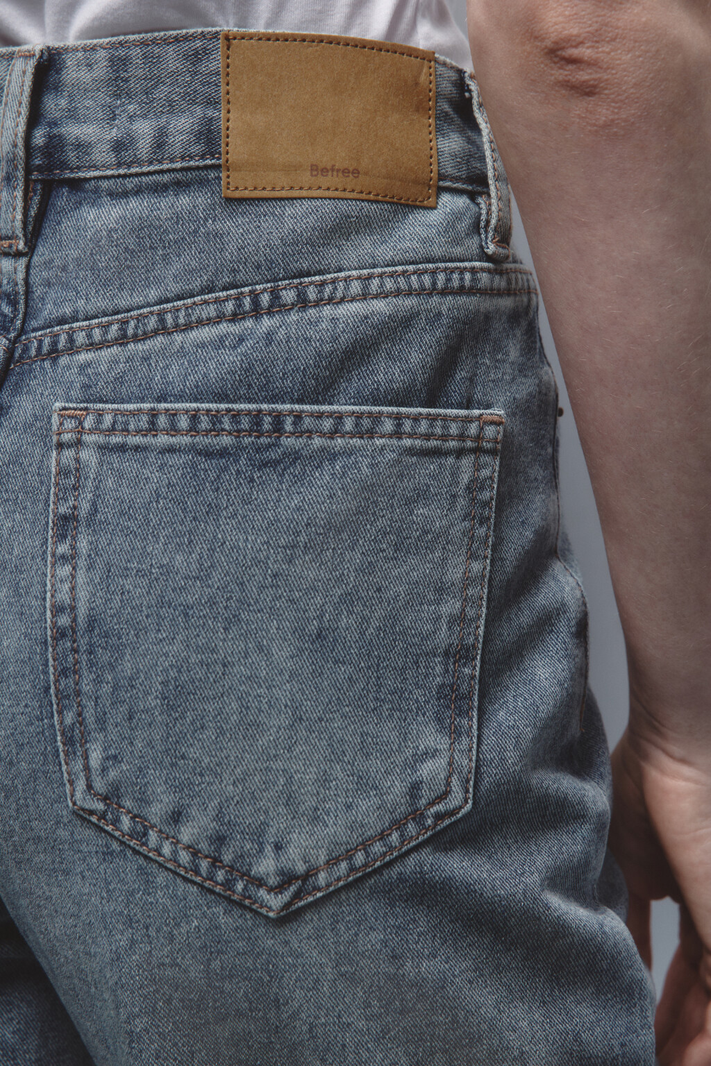 Джинсы mom fit с эффектом масляной стирки - цвет синий - 6