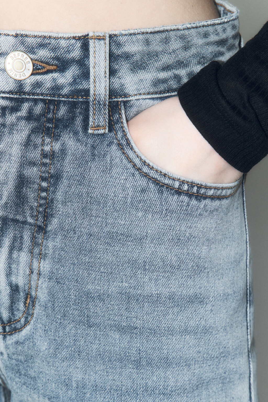 Джинсы mom fit с эффектом масляной стирки - цвет синий - 6