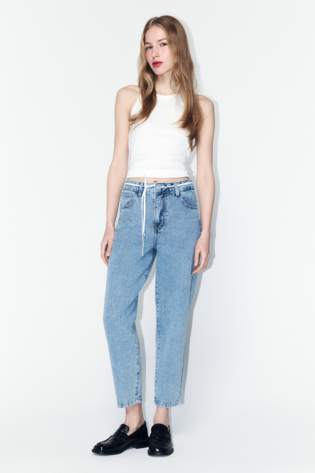 Джинсы mom fit укороченные с высокой посадкой - цвет голубой - 4
