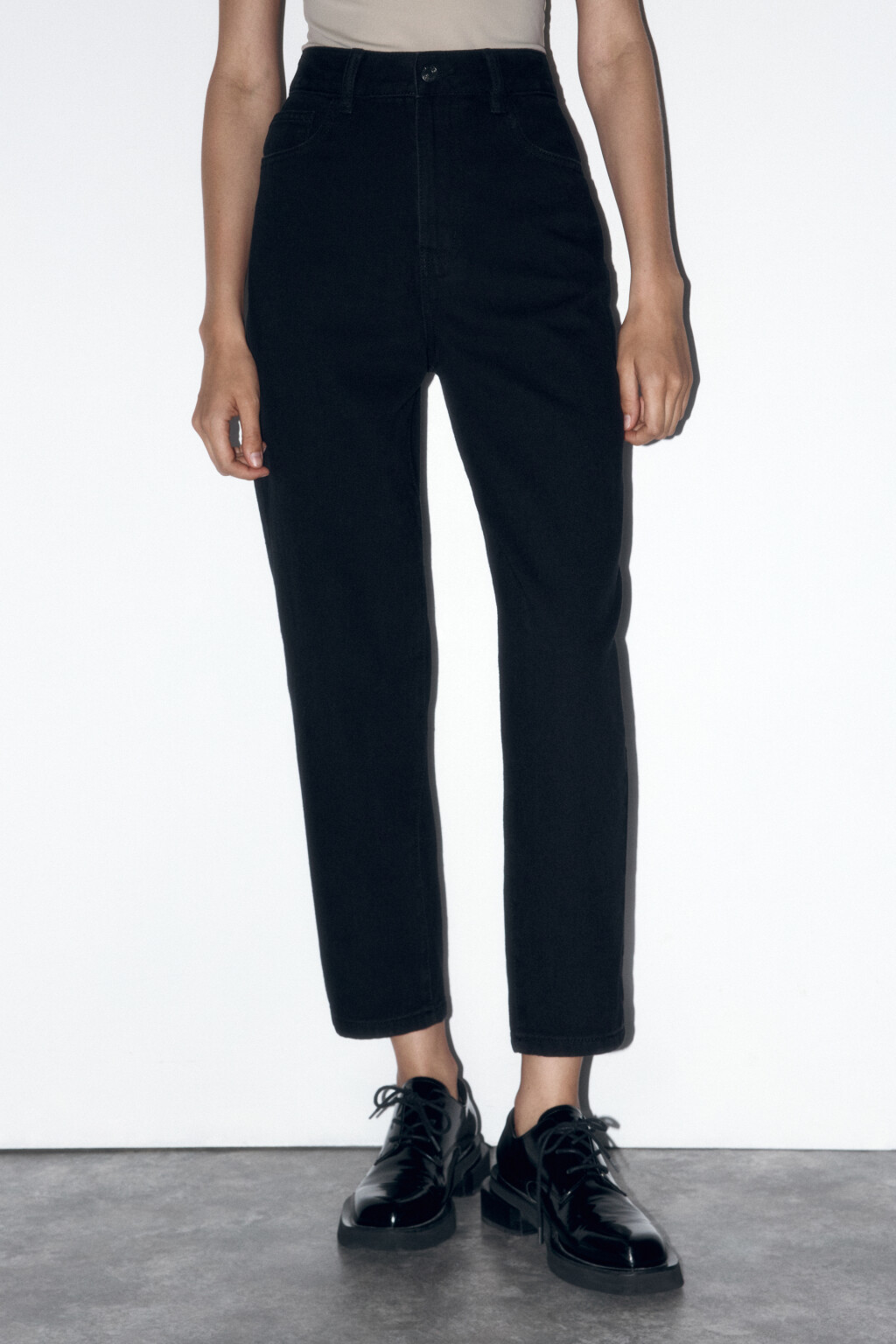 Джинсы mom fit укороченные с высокой посадкой - цвет черный - 2