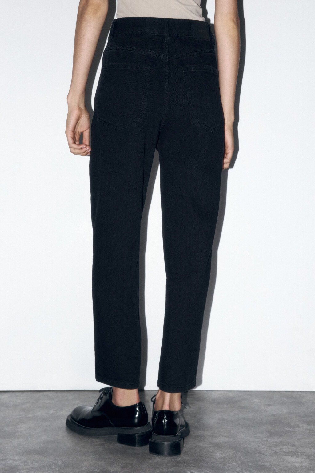 Джинсы mom fit укороченные с высокой посадкой - цвет черный - 4