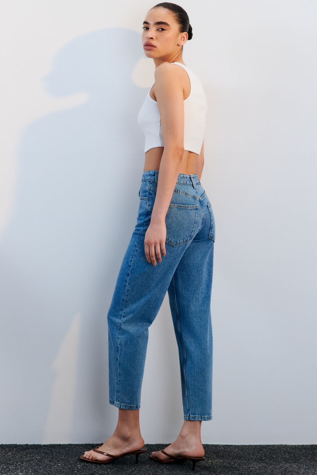 Джинсы mom fit укороченные с высокой посадкой - цвет голубой - 1