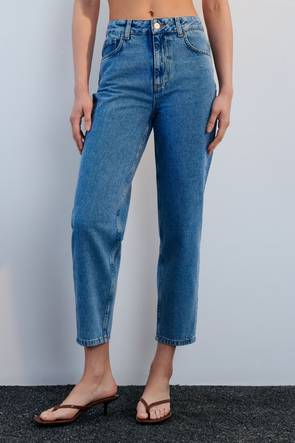 Джинсы mom fit укороченные с высокой посадкой - цвет голубой - 2