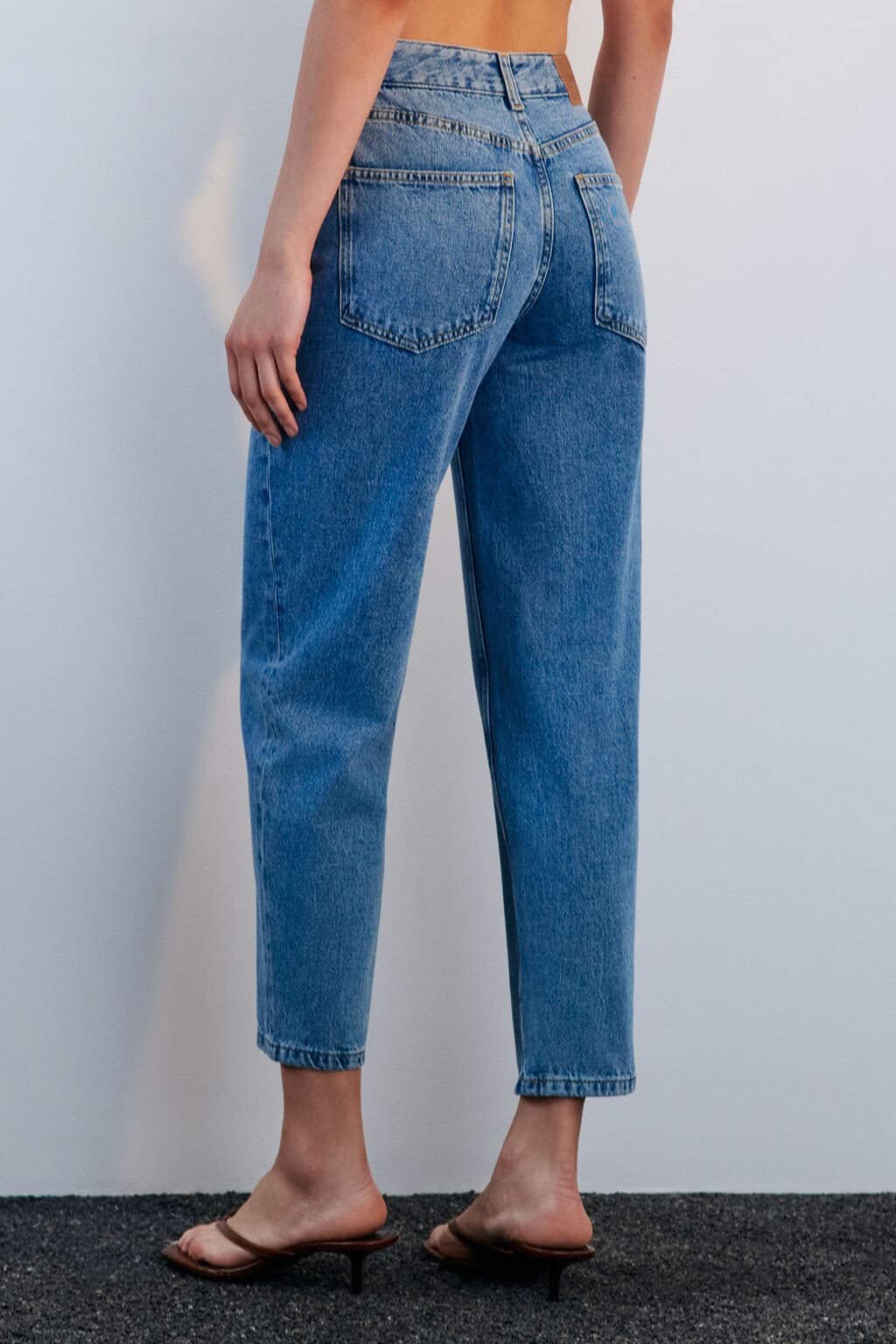 Джинсы mom fit укороченные с высокой посадкой - цвет голубой - 3