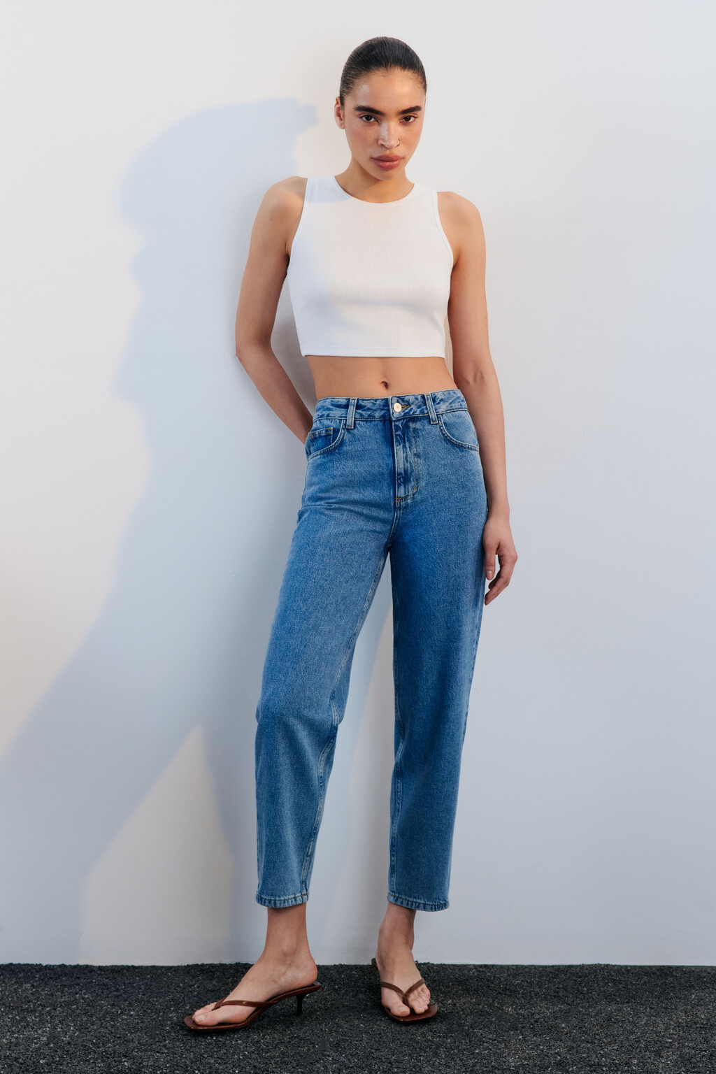 Джинсы mom fit укороченные с высокой посадкой - цвет голубой - 4