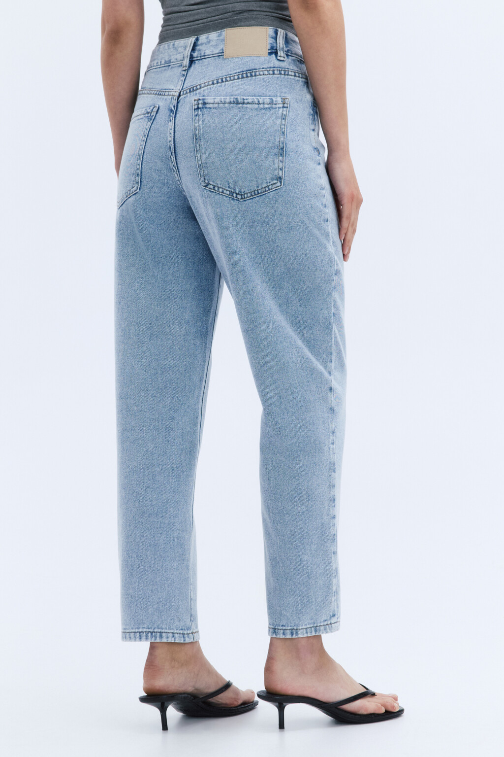 Джинсы mom fit укороченные с высокой посадкой - цвет голубой - 4
