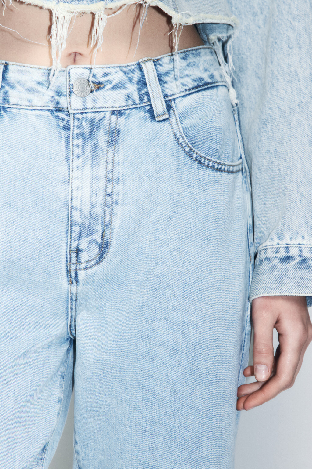 Джинсы mom fit укороченные с высокой посадкой - цвет голубой - 5