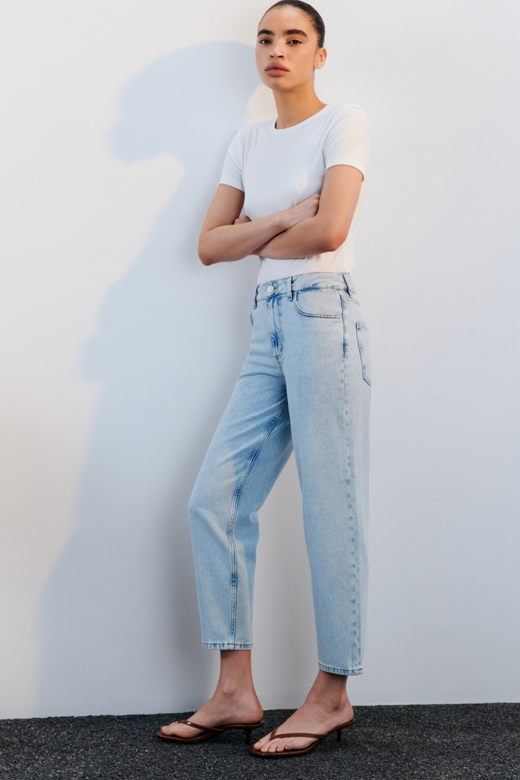 Джинсы mom fit укороченные с высокой посадкой - цвет голубой - 1