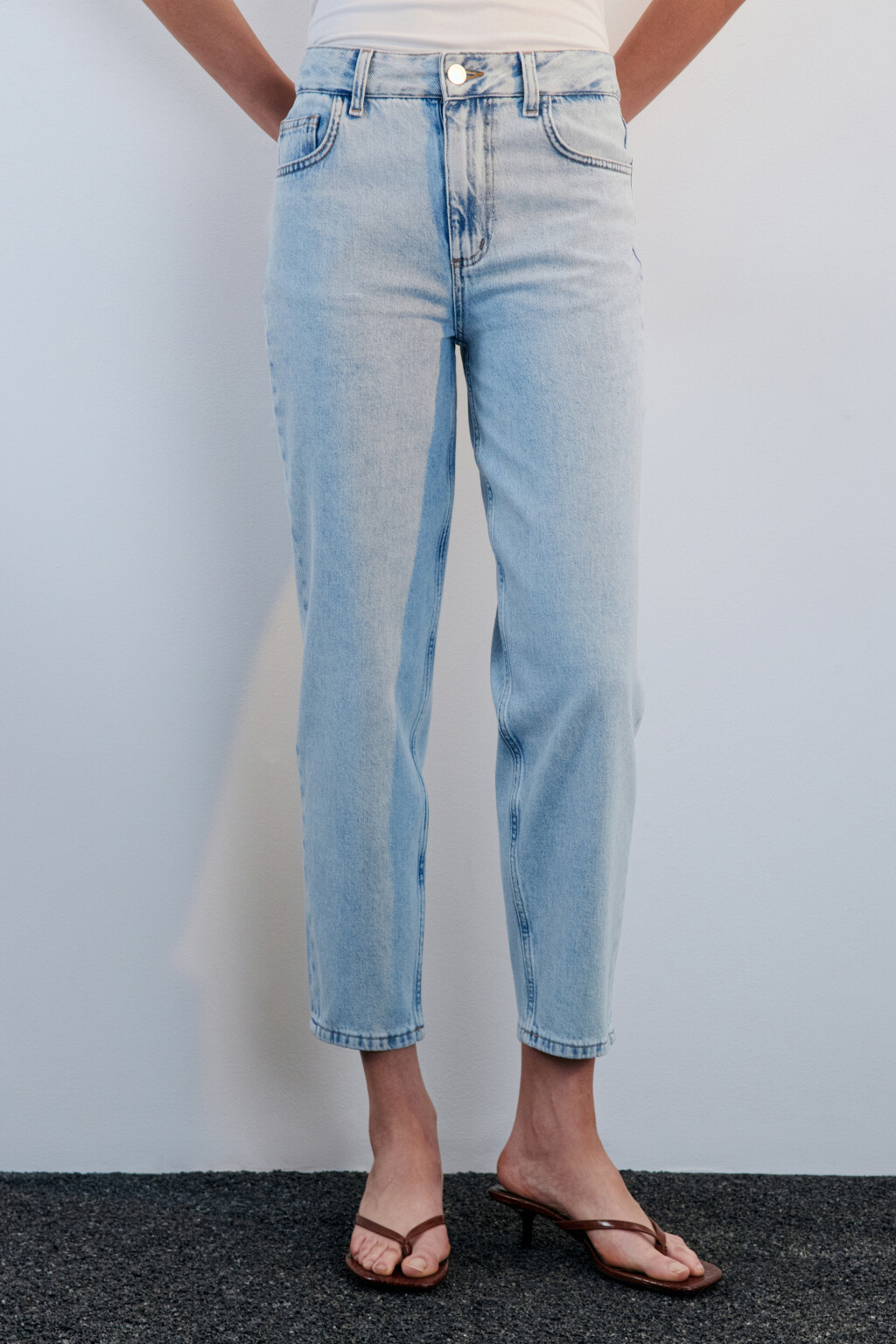 Джинсы mom fit укороченные с высокой посадкой - цвет голубой - 2