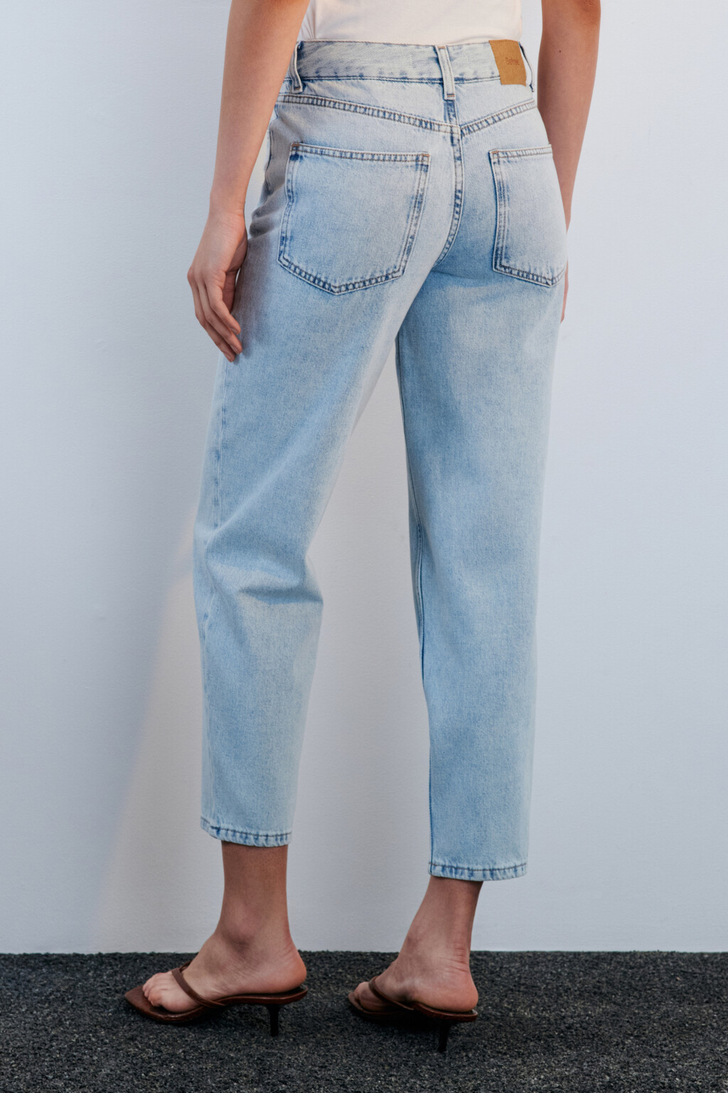 Джинсы mom fit укороченные с высокой посадкой - цвет голубой - 3