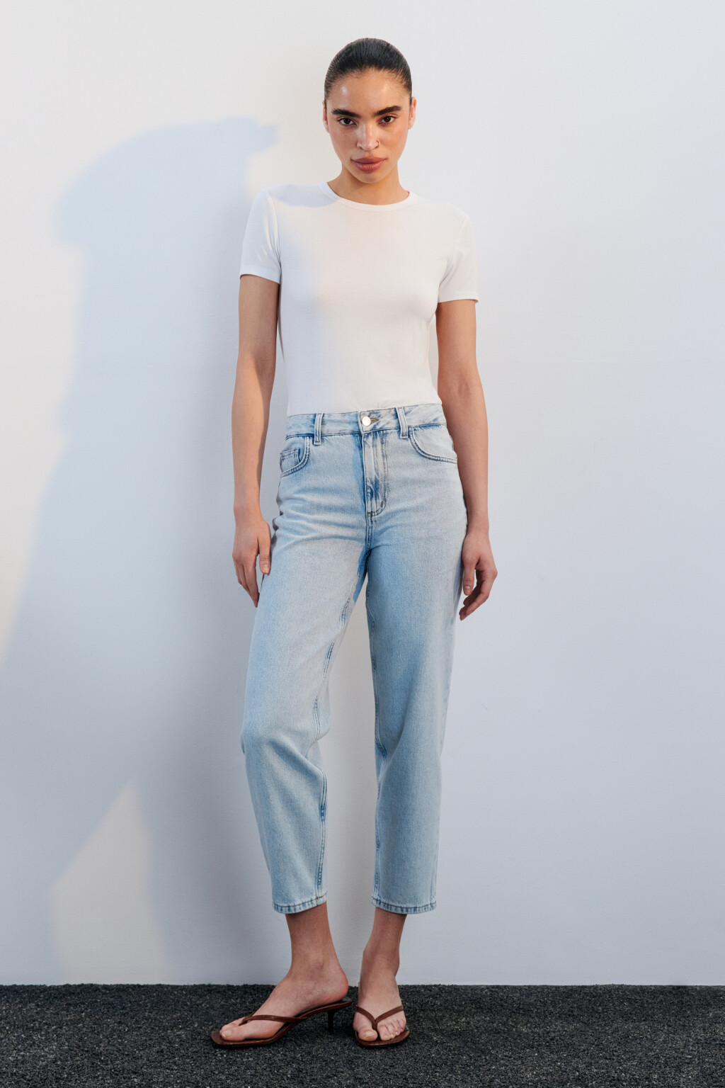 Джинсы mom fit укороченные с высокой посадкой - цвет голубой - 4